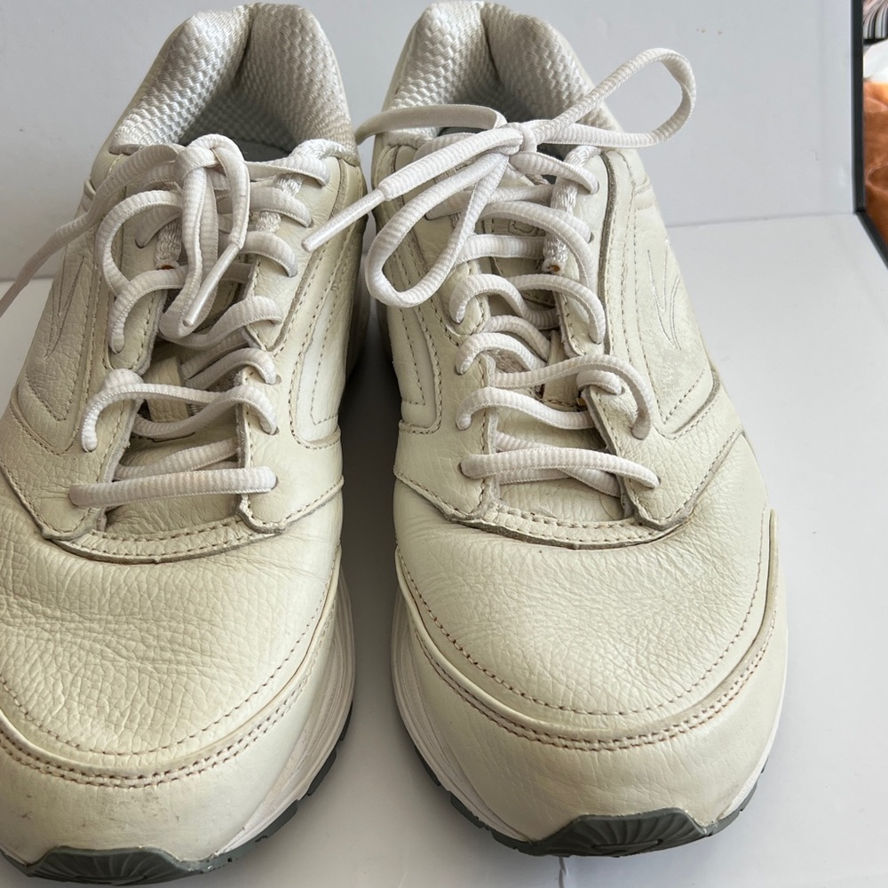 Brooks Linear Platform Cream Athletic Sneakers size 9.5D wide